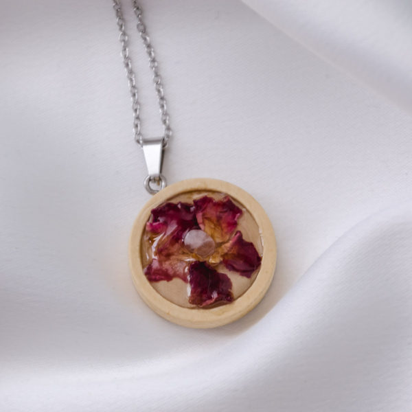 Dřevěný amulet s růženínem