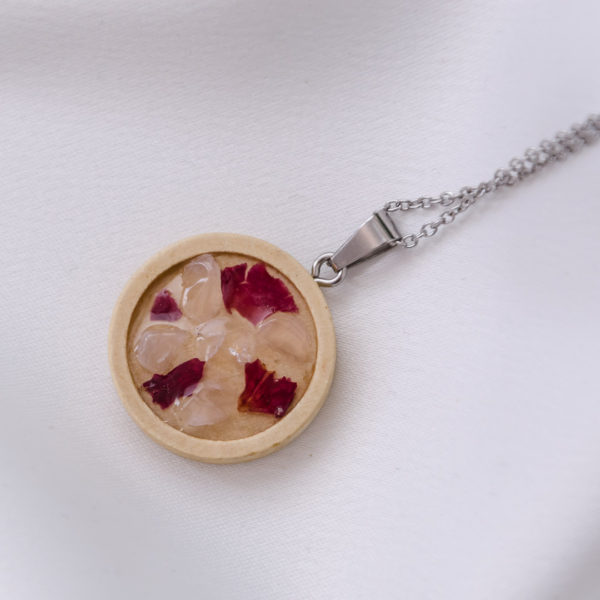 Dřevěný amulet s růženínem